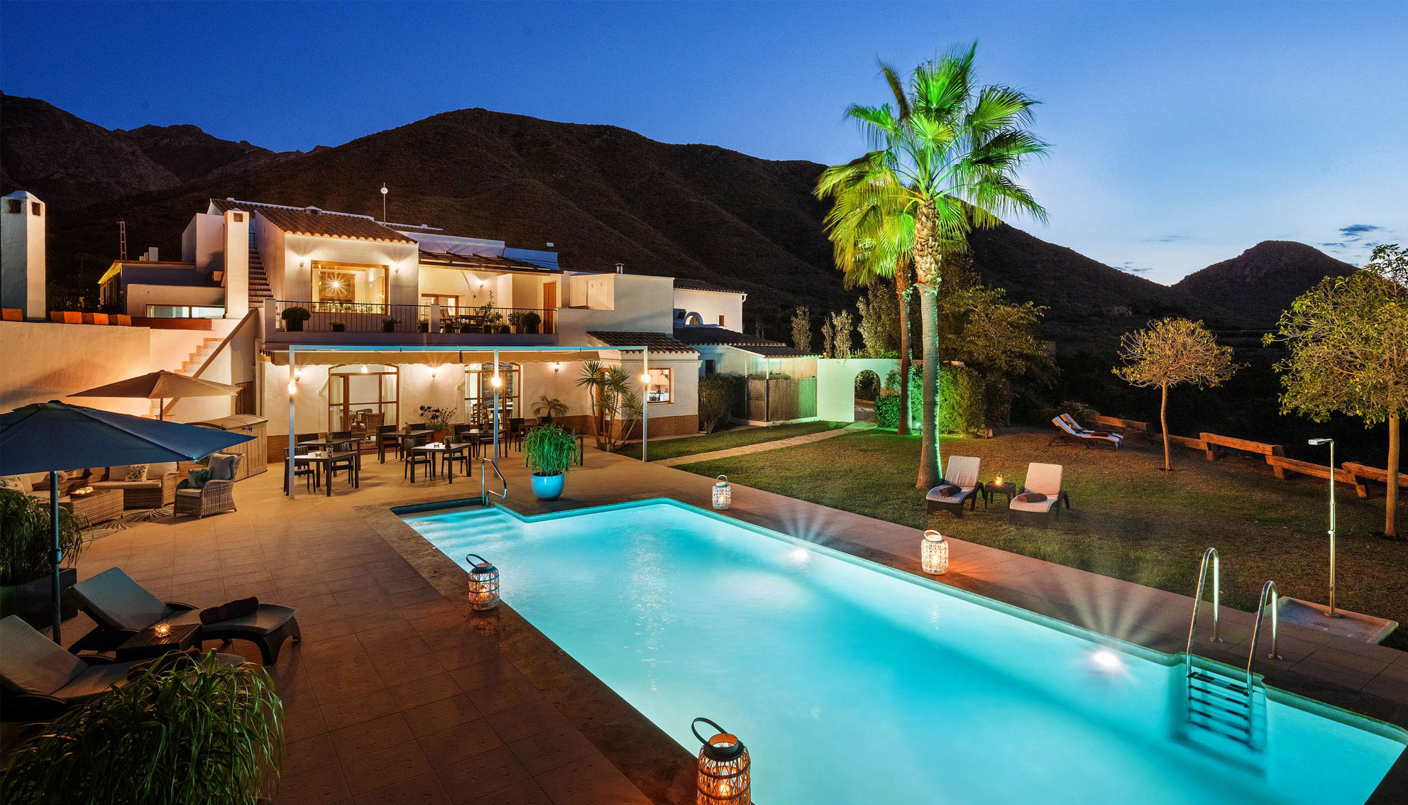 Cortijo El Sarmiento mit Pool bei Nacht